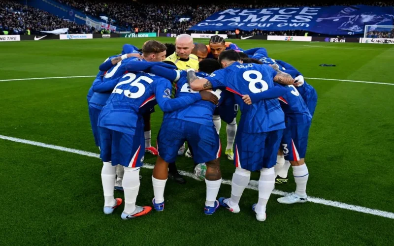 لقطة طريفة لحكم مباراة تشيلسي ونيوكاسل تثير تفاعلاً واسعاً في الدوري الإنجليزي